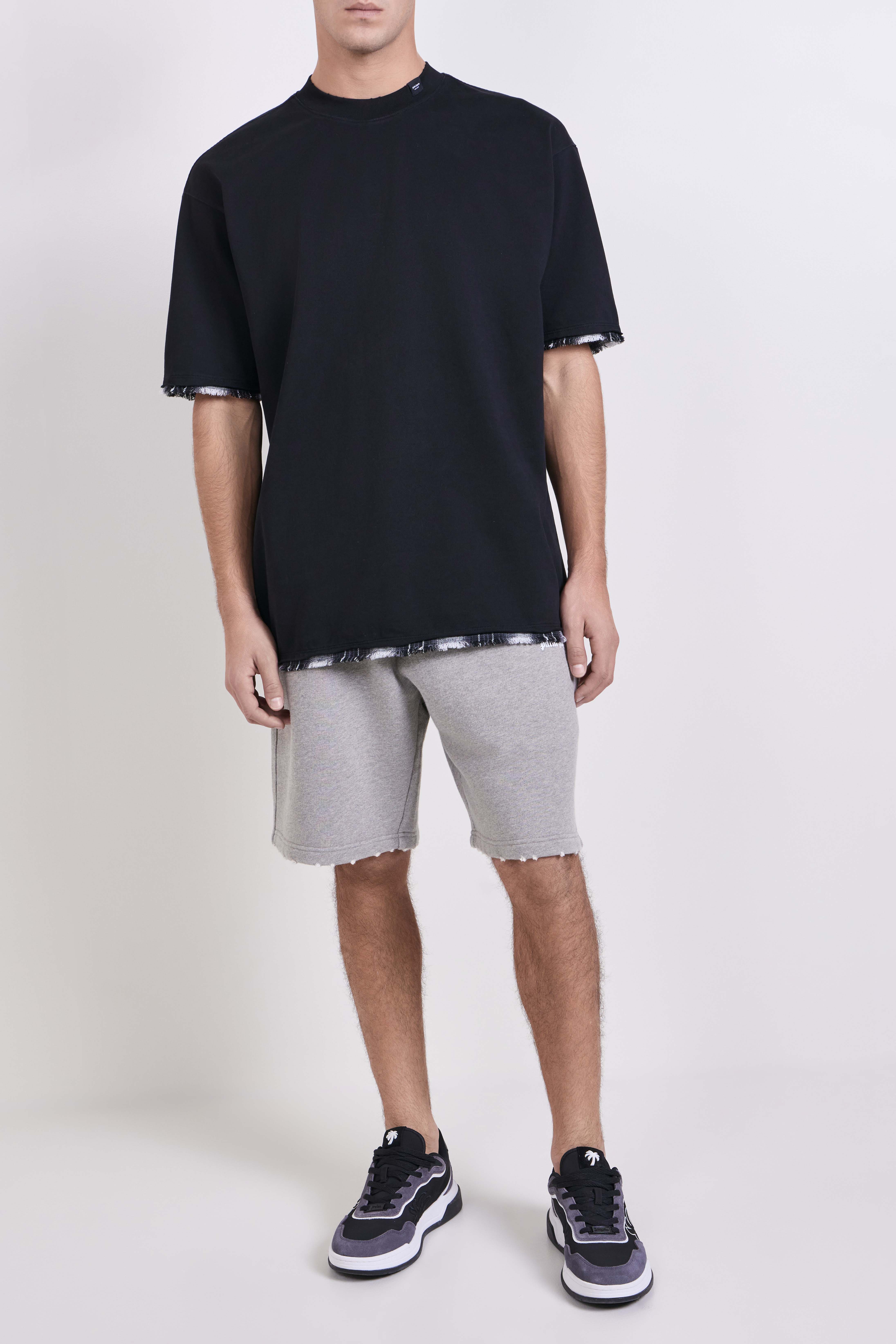 תמונת כל הלוק של חולצת טי אוברסייז